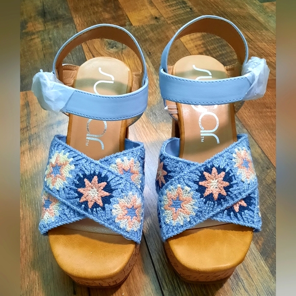 Sugar Shoes - Women's flower knit embroidered platform sandals. Size 8